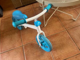 Bicicleta de equilibrio infantil azul