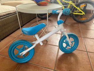 Bicicleta de equilibrio infantil azul