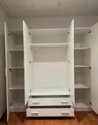 Armario blanco de madera