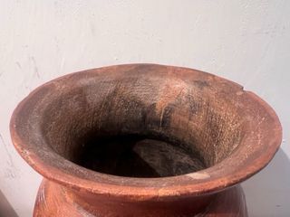 Jarrón decorativo de madera tallada artesanal