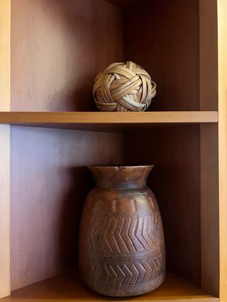 Jarrón decorativo de madera tallada artesanal