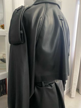 Gabardina Zara efecto piel negra