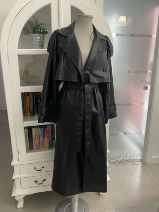 Gabardina Zara efecto piel negra
