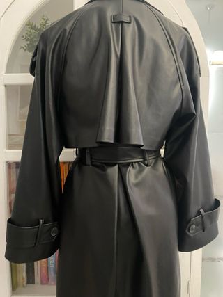 Gabardina Zara efecto piel negra