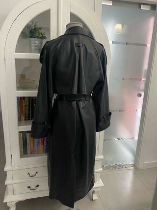 Gabardina Zara efecto piel negra