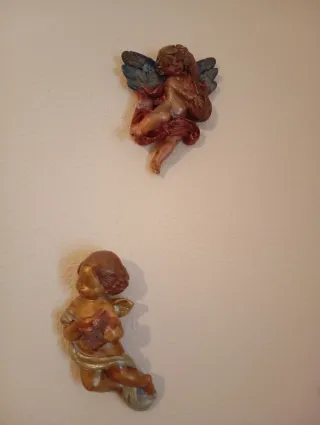 Angelitos de escayola decorativos