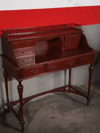 Escritorio de madera clásico