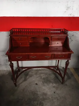 Escritorio de madera clásico