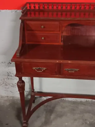 Escritorio de madera clásico