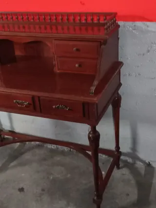 Escritorio de madera clásico