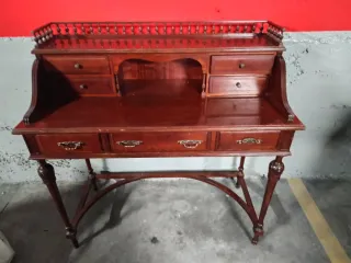 Escritorio de madera clásico