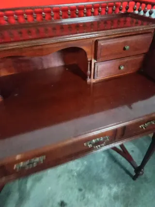 Escritorio de madera clásico