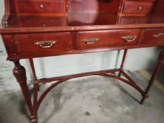 Escritorio de madera clásico