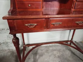 Escritorio de madera clásico
