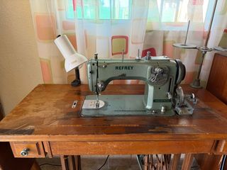 Máquina de coser industrial Refrey con mesa