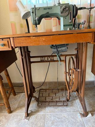 Máquina de coser industrial Refrey con mesa