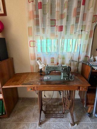 Máquina de coser industrial Refrey con mesa