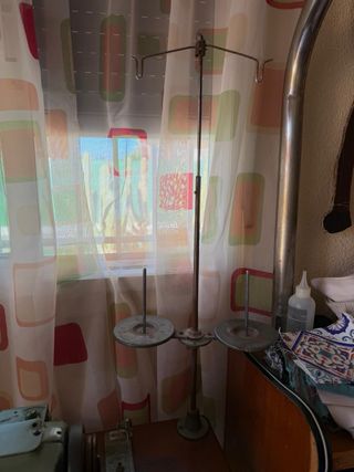 Máquina de coser industrial Refrey con mesa