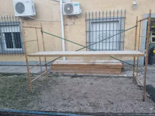 Andamios con crucetas y bandejas