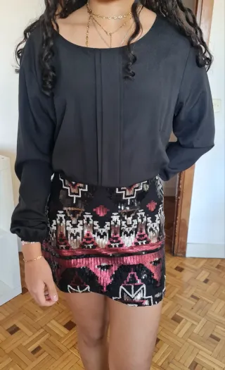 Vestido negro con lentejuelas multicolor