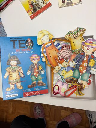 Juego de vestir Teo y Clara y para aprender nudos