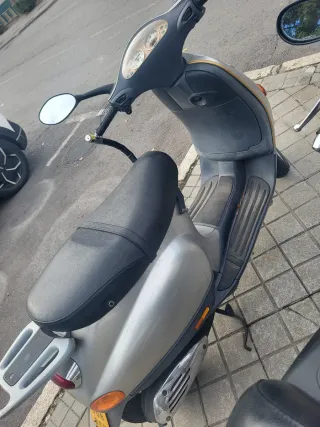 Ciclomotor 49cc Vespa Gris