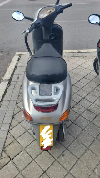 Ciclomotor 49cc Vespa Gris