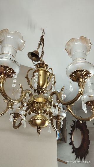 Lámpara de araña dorada de cristal