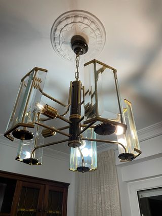 Lámpara de techo dorada y cristal