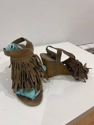 Sandalias cuña flecos marrones talla 37