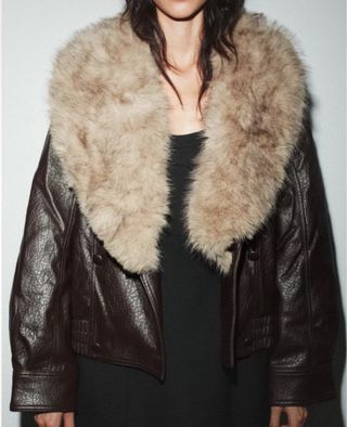 Cazadora efecto piel marrón cuello pelo
