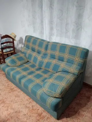 Sofá de tela azul y amarillo