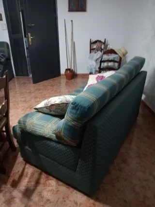 Sofá de tela azul y amarillo