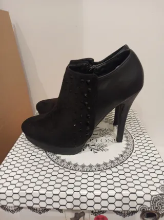 Botines negros con tachuelas