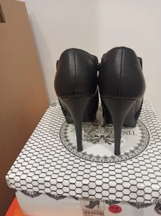 Botines negros con tachuelas