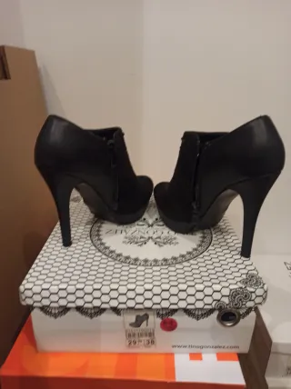 Botines negros con tachuelas