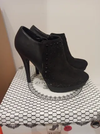 Botines negros con tachuelas