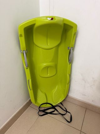 Trineo verde con cuerda