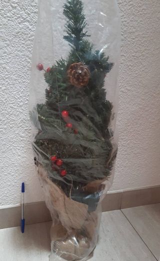 Liquidazione. 2 alberi di Natale artificiali con luci.