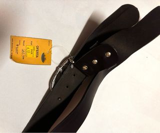 Cinturón negro con hebilla ovalada y piedra