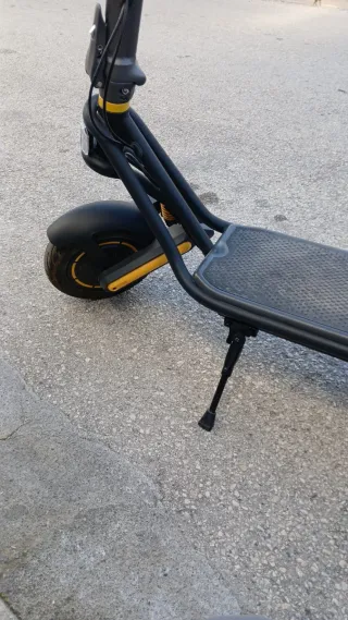 Patinete Eléctrico Gris y Amarillo