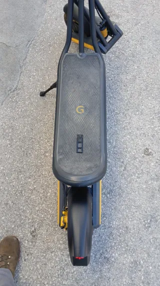 Patinete Eléctrico Gris y Amarillo