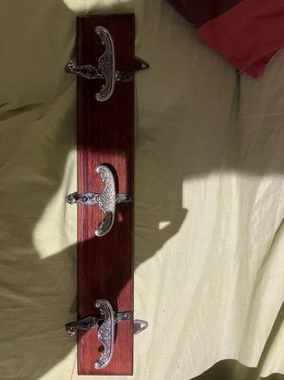 Perchero rustico de madera y metal decorado