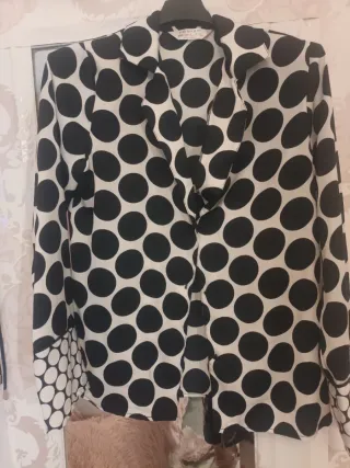 Blusa de raso con lunares