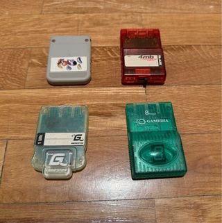Pack 3 Mandos PS1/PS2 y 4 Memory Cards