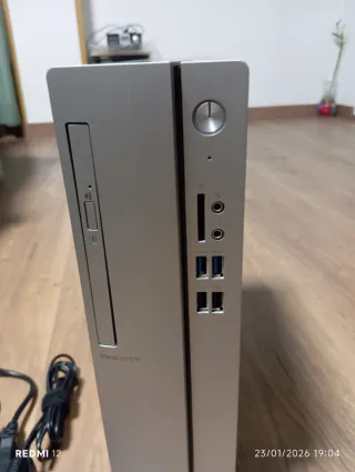 Ordenador de sobremesa Lenovo plateado