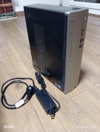 Ordenador de sobremesa Lenovo plateado