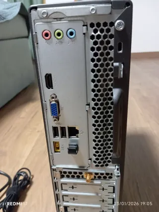 Ordenador de sobremesa Lenovo plateado