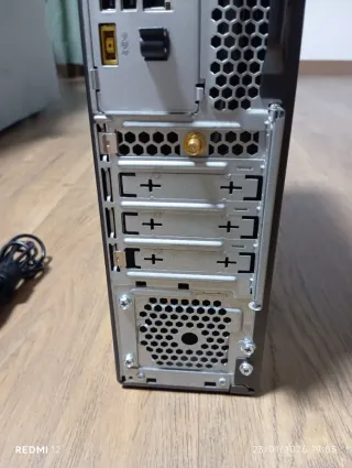 Ordenador de sobremesa Lenovo plateado