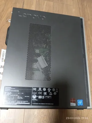 Ordenador de sobremesa Lenovo plateado